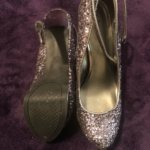 Shoes - Picture 5 of 7